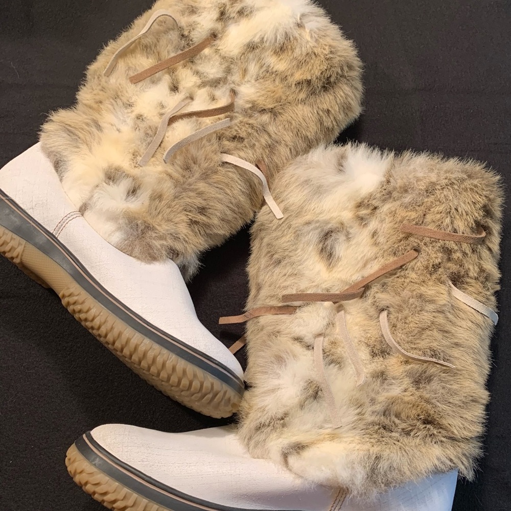 Holding for bundle..Bos & co fur white boots